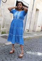 Robe Bleue à Col Rond avec Boutons et Broderies - beautifulshop