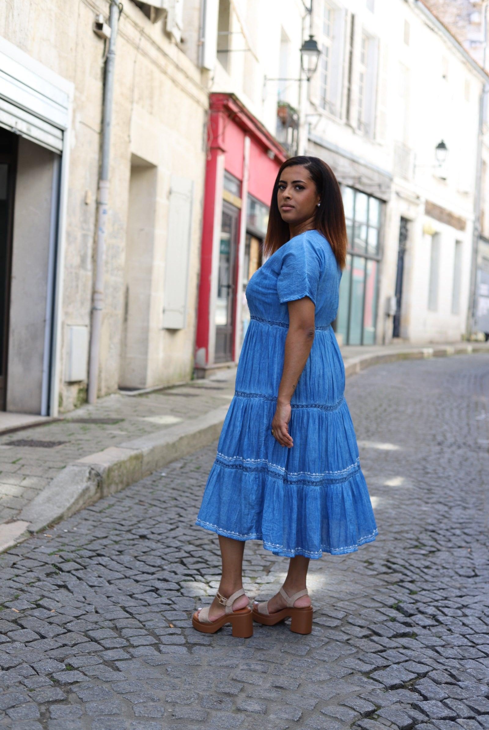 Robe Bleue à Col Rond avec Boutons et Broderies - beautifulshop