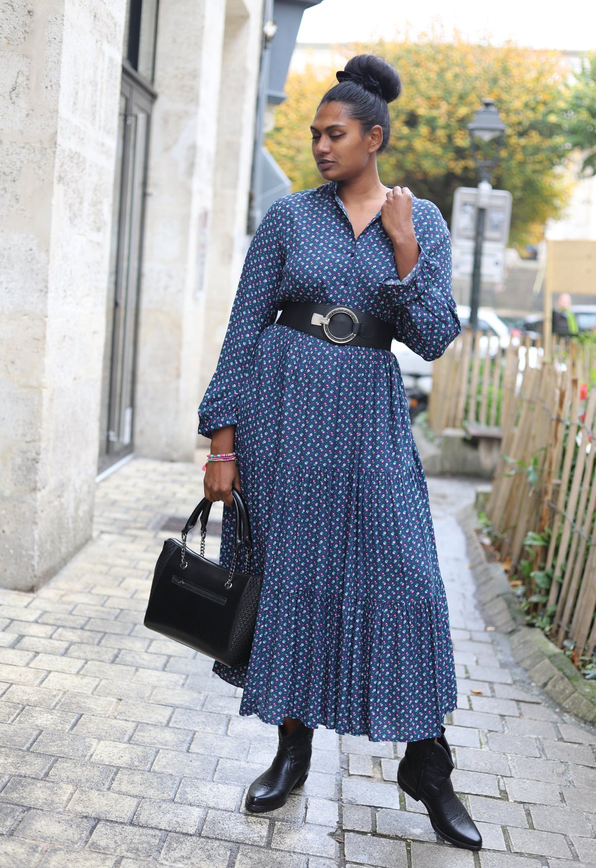 Robe chemise longue bleue à imprimé fleuri et Ceinture noire élastique à boucle argentée – Beautiful Shop