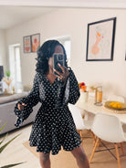 Robe courte noire à pois blancs et ceinture – Beautiful Shop