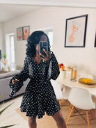 Robe courte noire à pois blancs et ceinture – Beautiful Shop