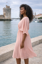     robe-courte-rose-plissee-cache-coeur