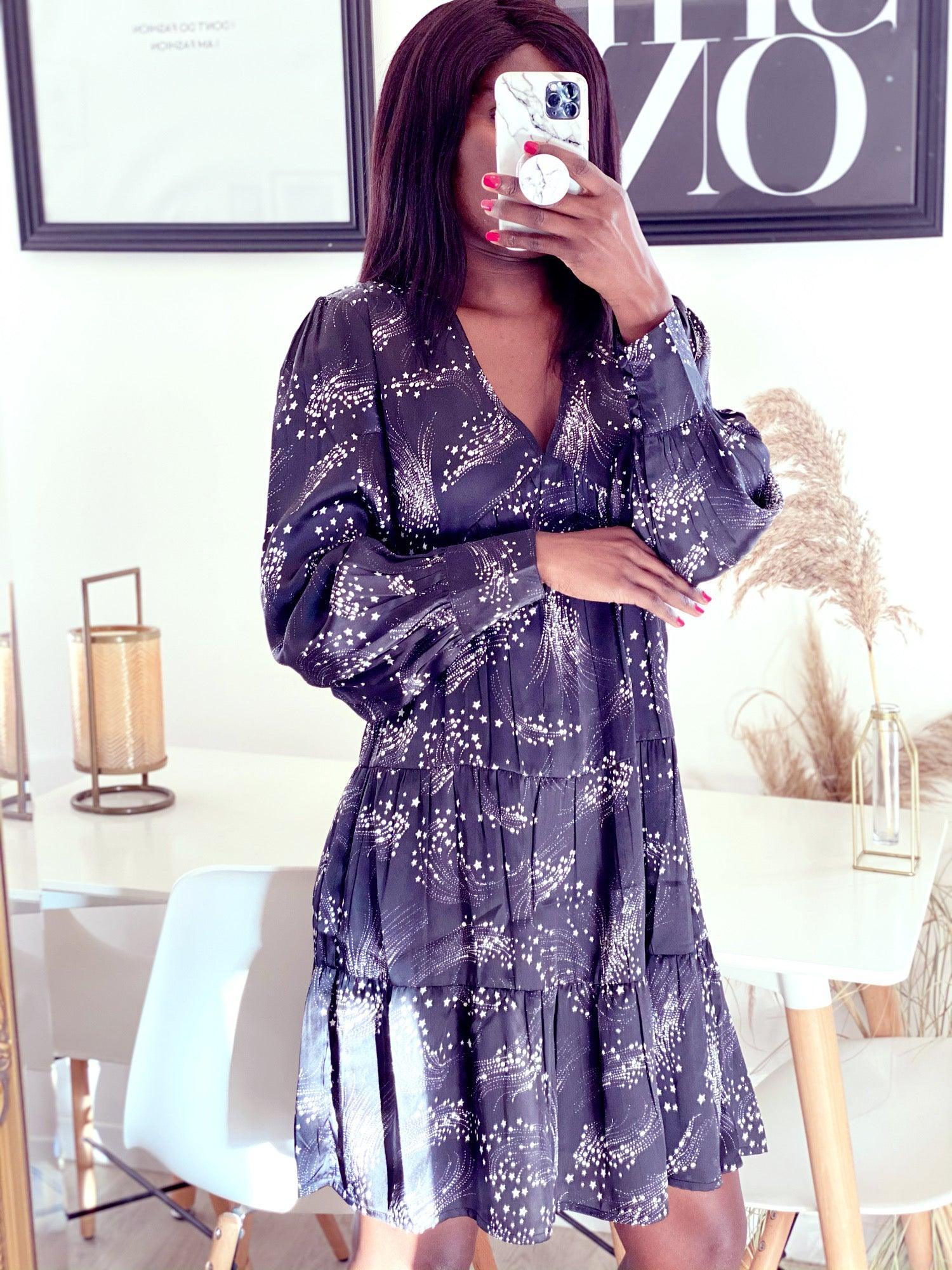 Robe mi-longue noire en satin à col en V et à smocks - beautifulshop