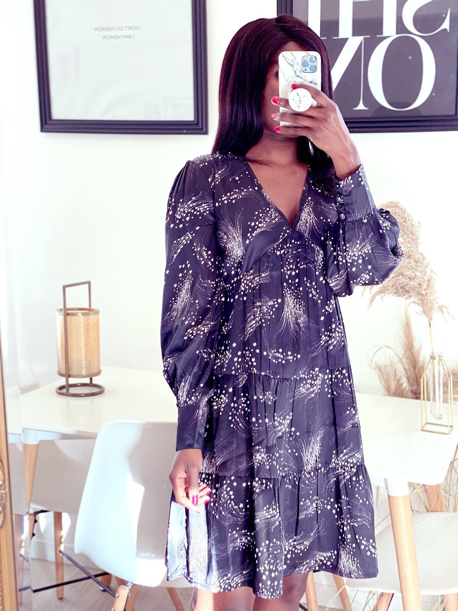 Robe mi-longue noire en satin à col en V et à smocks - beautifulshop