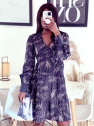 Robe mi-longue noire en satin à col en V et à smocks - beautifulshop