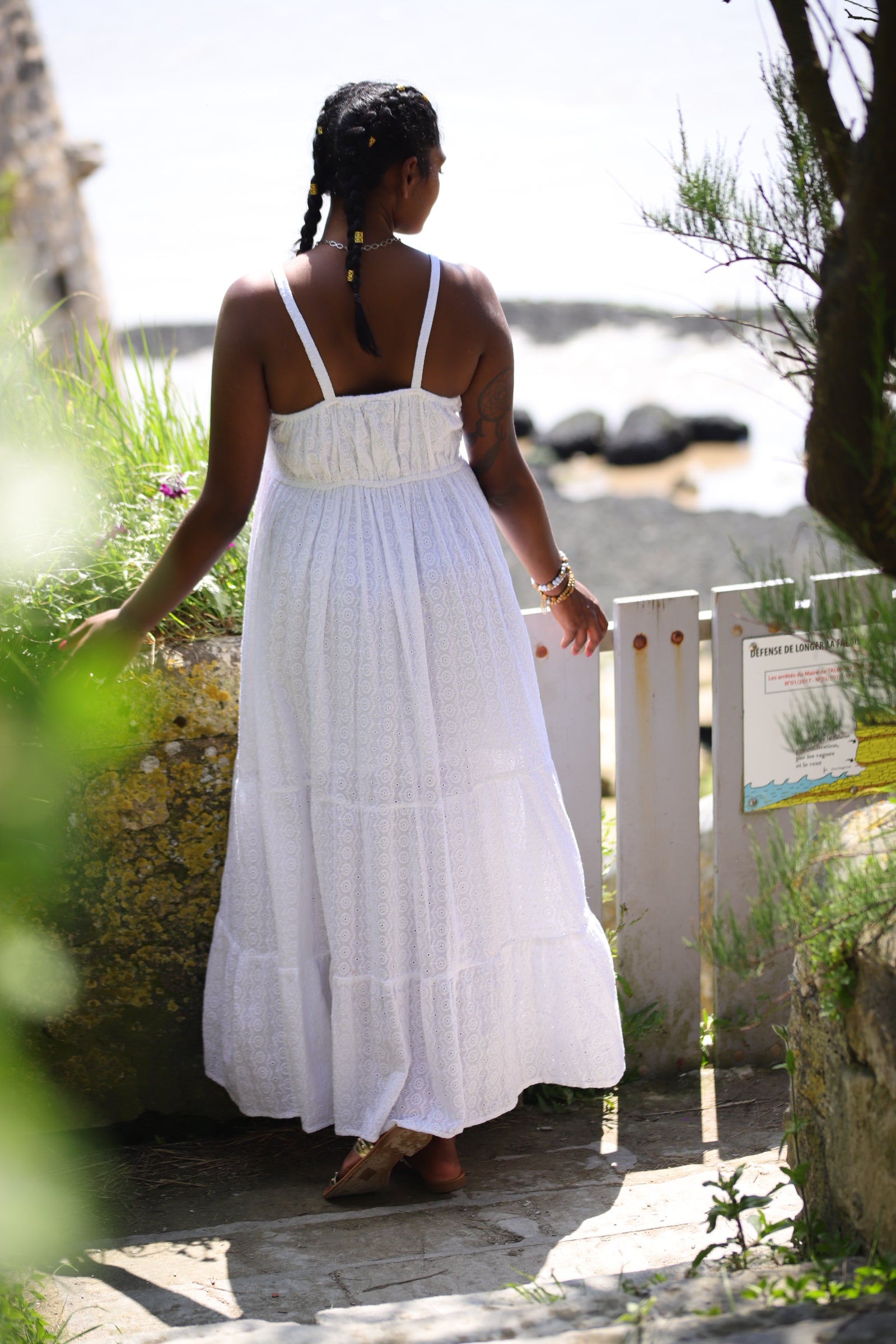 Robe longue blanche en coton brodé – Élégance intemporelle - beautifulshop