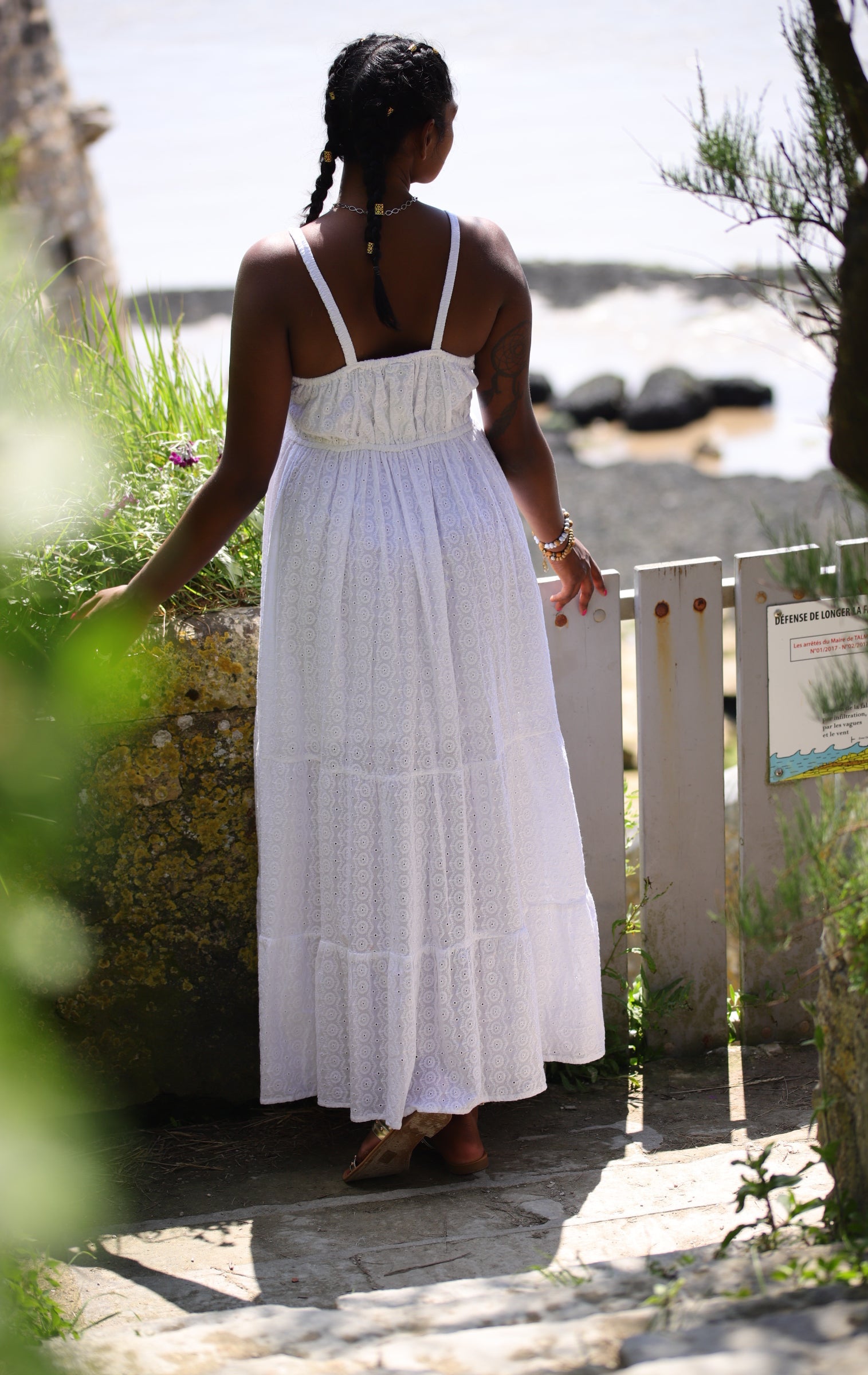 Robe longue blanche en coton brodé – Élégance intemporelle - beautifulshop