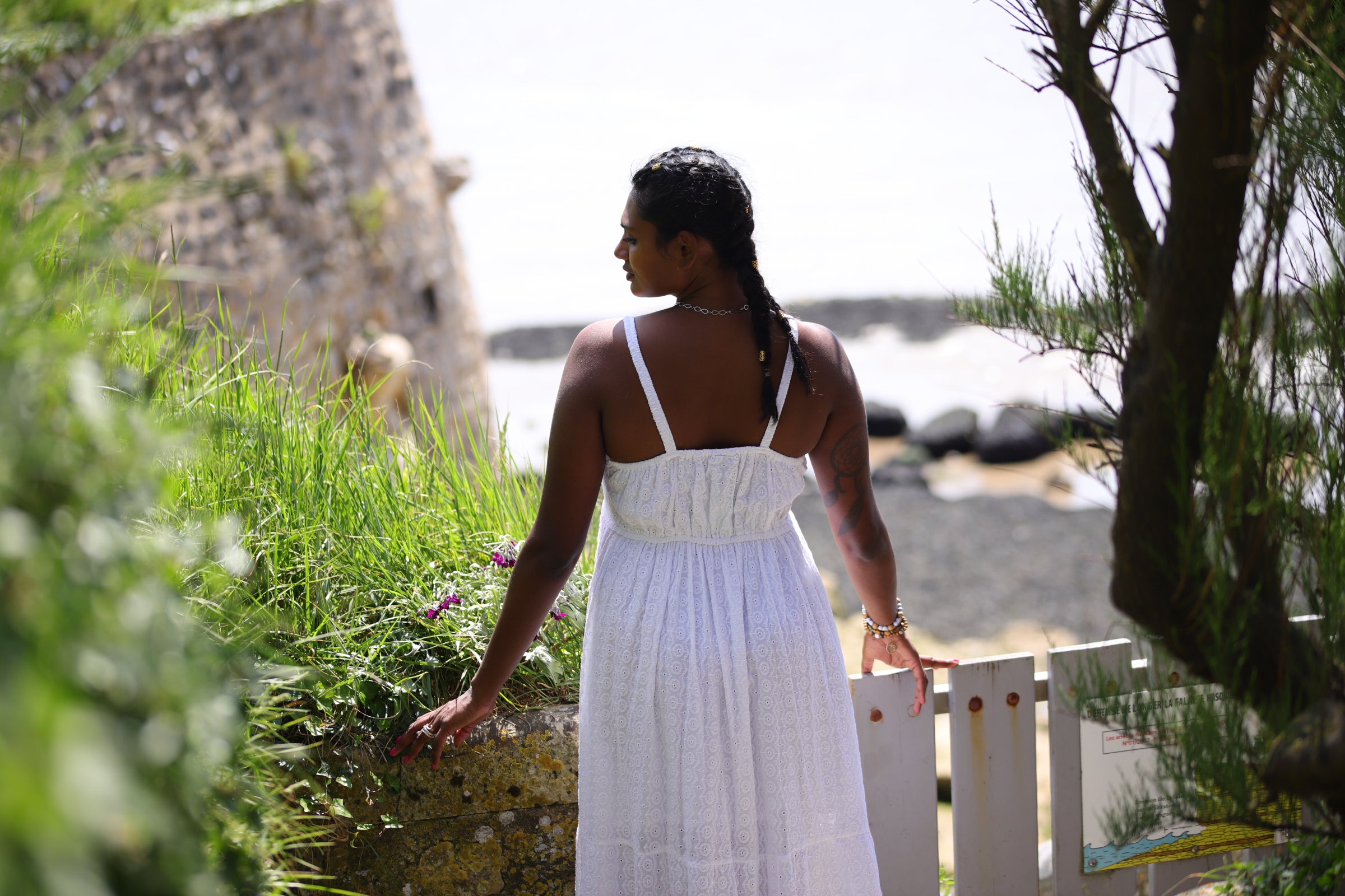 Robe longue blanche en coton brodé – Élégance intemporelle - beautifulshop