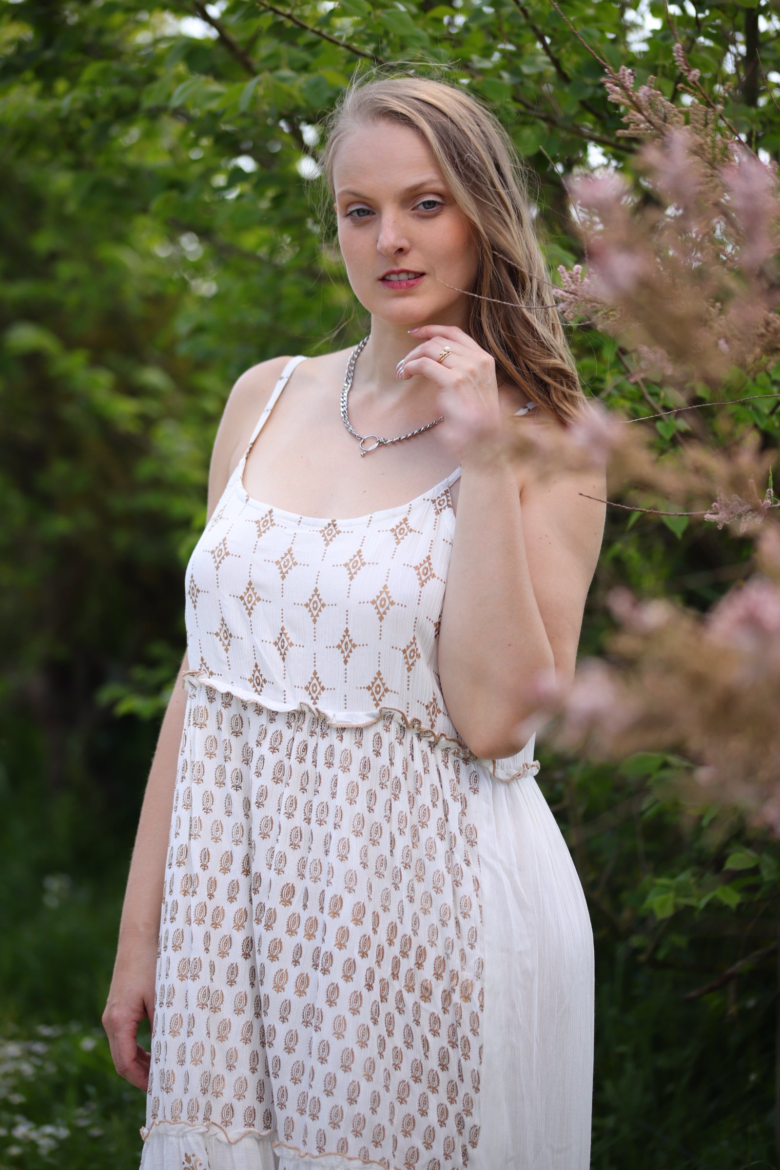 Robe longue à bretelles fines – L’élégance bohème au naturel - beautifulshop