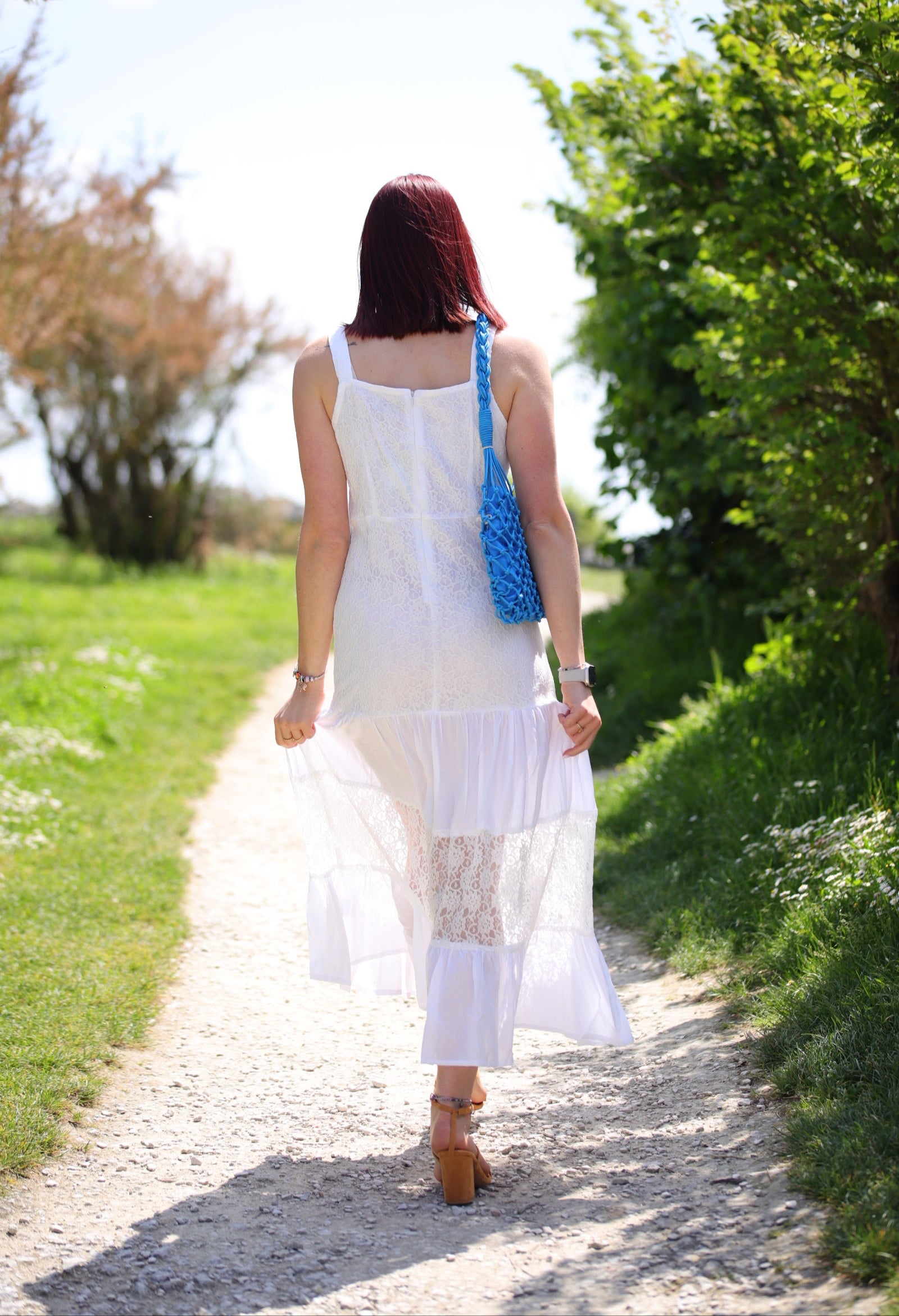 Robe longue blanche à détails brodés – Élégance naturelle et féminine - beautifulshop