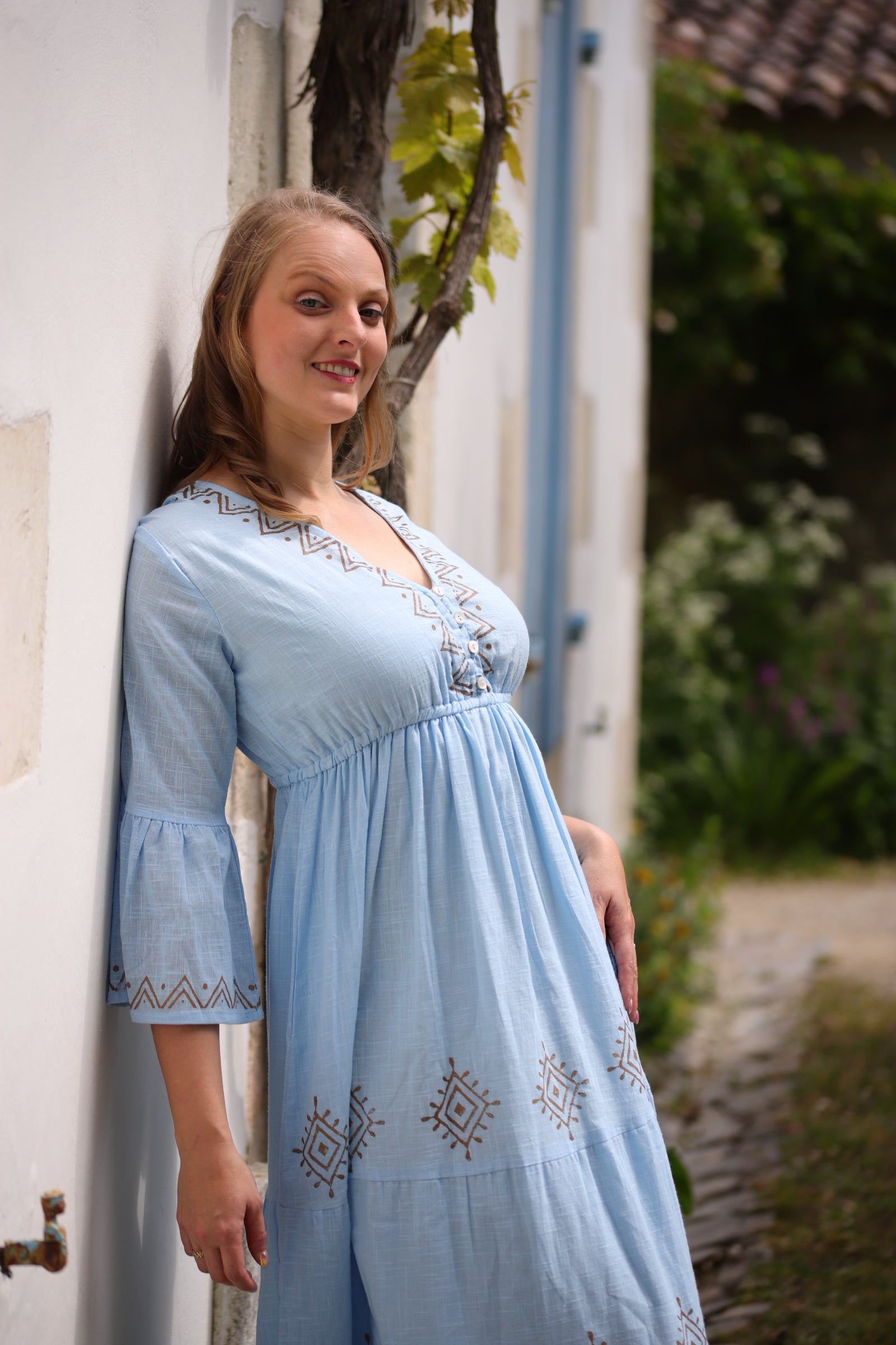 Robe longue bleu ciel brodée – Élégance bohème et confort estival - beautifulshop