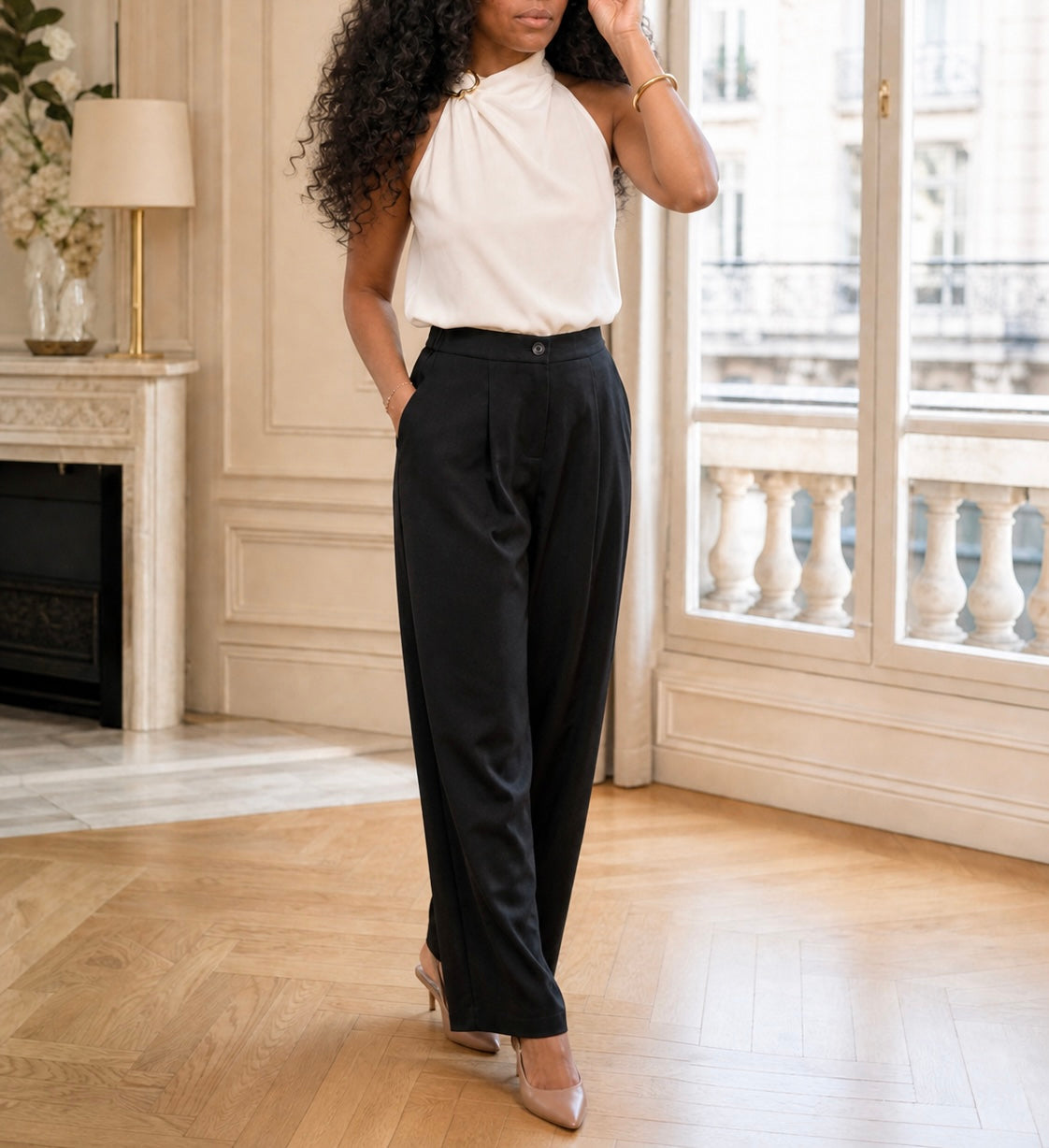     trouver un top blanc chic et fluide pour femme, avec col licou, détail doré et coupe élégante à porter en journée ou en soirée.