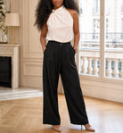     trouver un top blanc chic et fluide pour femme, avec col licou, détail doré et coupe élégante à porter en journée ou en soirée.