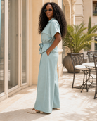  trouver un top femme fluide, léger et chic, à manches courtes, avec col chemise, taille ajustable et possibilité de porter en ensemble.