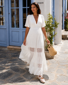     trouver une robe longue blanche fluide, élégante et bohème chic avec dos ouvert et dentelle macramé pour l’été ou une occasion spéciale.