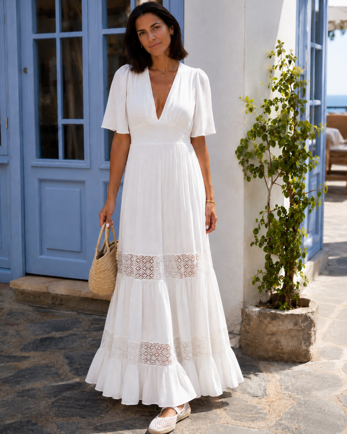     trouver une robe longue blanche fluide, élégante et bohème chic avec dos ouvert et dentelle macramé pour l’été ou une occasion spéciale.