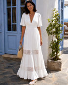     trouver une robe longue blanche fluide, élégante et bohème chic avec dos ouvert et dentelle macramé pour l’été ou une occasion spéciale.