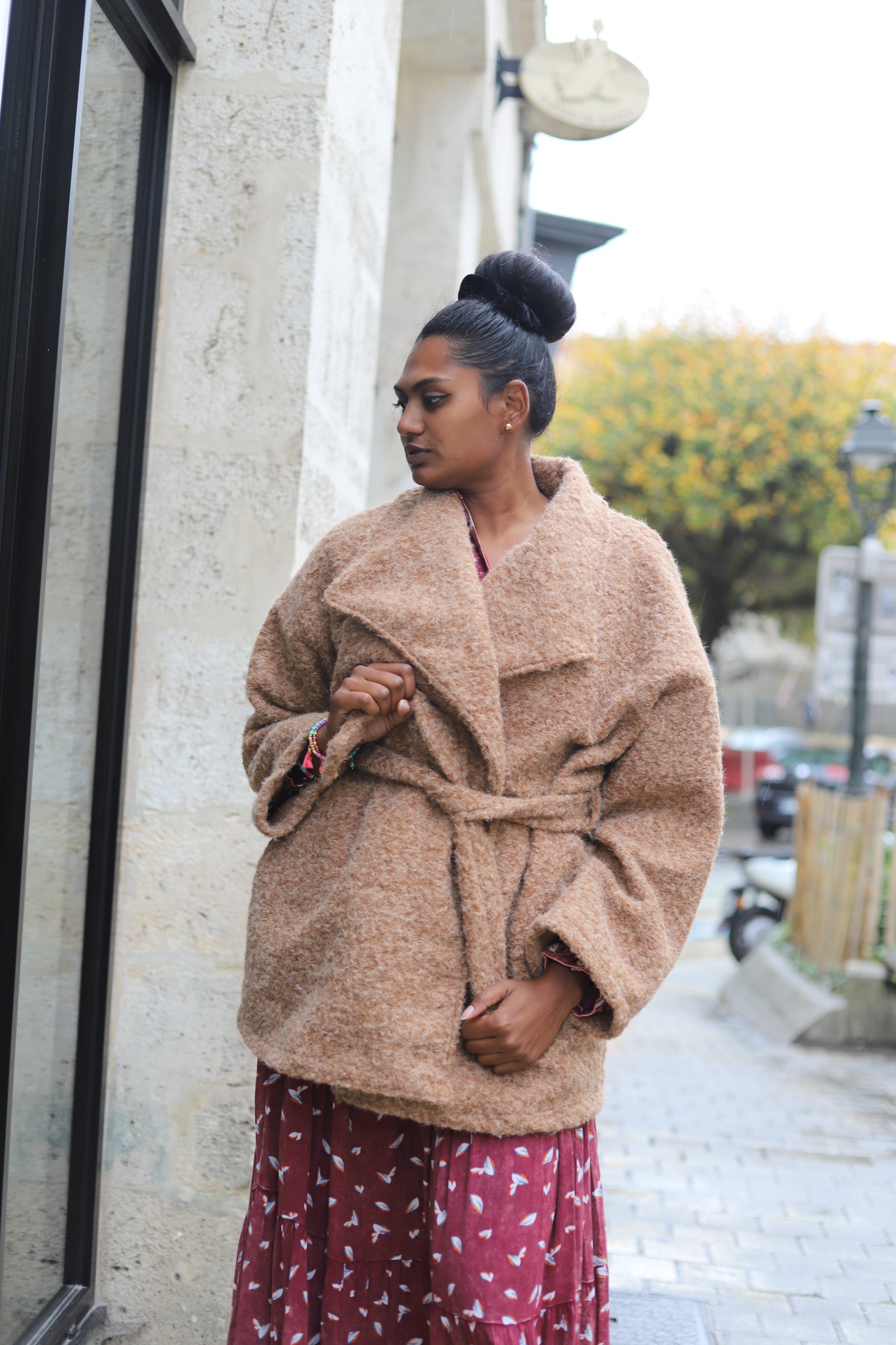 Veste camel ceinturée en tissu bouclé – Beautiful Shop
