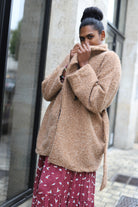 Veste camel ceinturée en tissu bouclé – Beautiful Shop