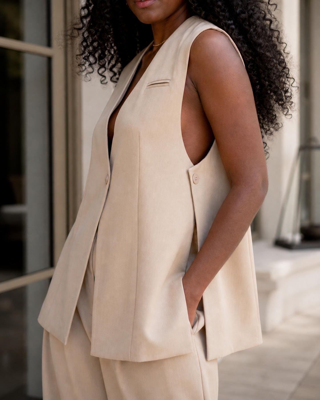     veste-sans-manches-beige-coupe-loose