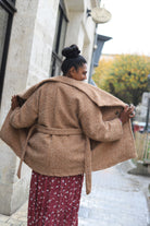 veste femme hiver camel, manteau effet laine bouclée, veste ceinturée chaude, veste italienne femme, manteau tendance automne 2025