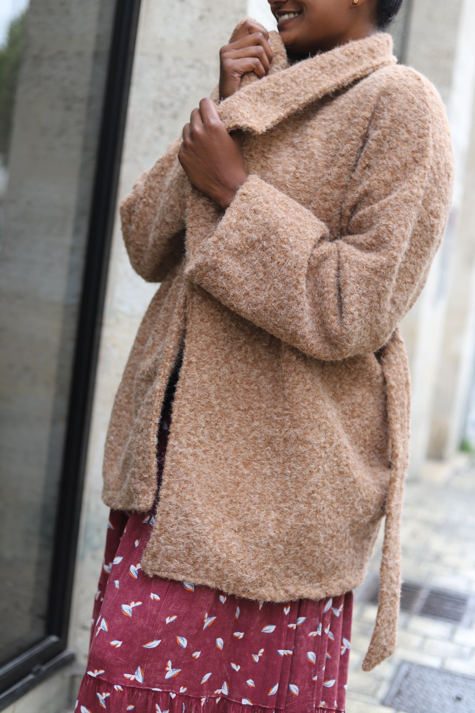 veste femme hiver camel, manteau effet laine bouclée, veste ceinturée chaude, veste italienne femme, manteau tendance automne 2025