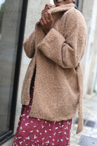 veste femme hiver camel, manteau effet laine bouclée, veste ceinturée chaude, veste italienne femme, manteau tendance automne 2025