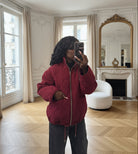 veste matelassée femme bordeaux, veste chaude hiver femme, blouson matelassé tendance, veste zippée automne femme, veste rembourrée rouge, manteau court matelassé