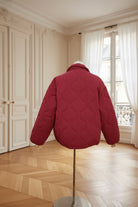 veste matelassée femme bordeaux, veste chaude hiver femme, blouson matelassé tendance, veste zippée automne femme, veste rembourrée rouge, manteau court matelassé