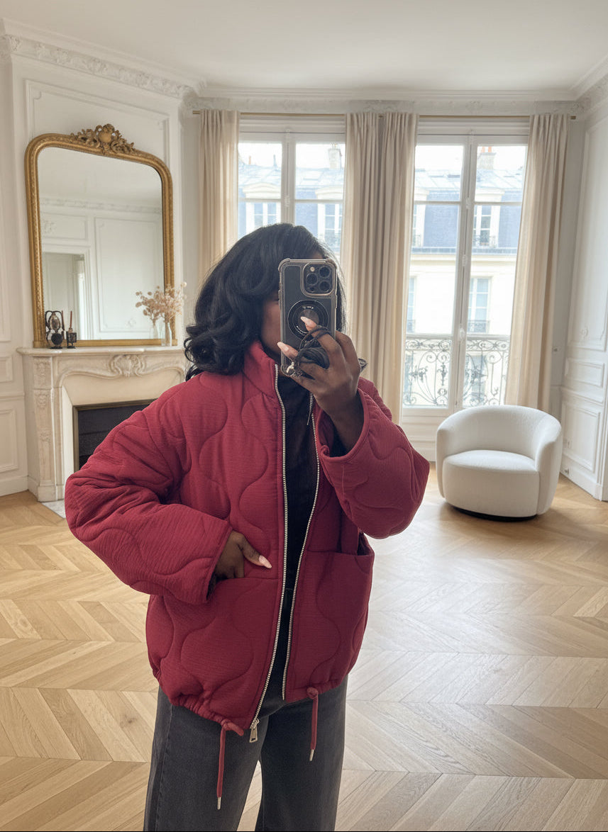 veste matelassée femme bordeaux, veste chaude hiver femme, blouson matelassé tendance, veste zippée automne femme, veste rembourrée rouge, manteau court matelassé