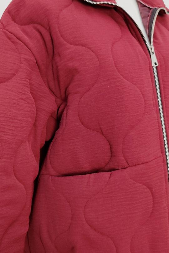 veste matelassée femme bordeaux, veste chaude hiver femme, blouson matelassé tendance, veste zippée automne femme, veste rembourrée rouge, manteau court matelassé
